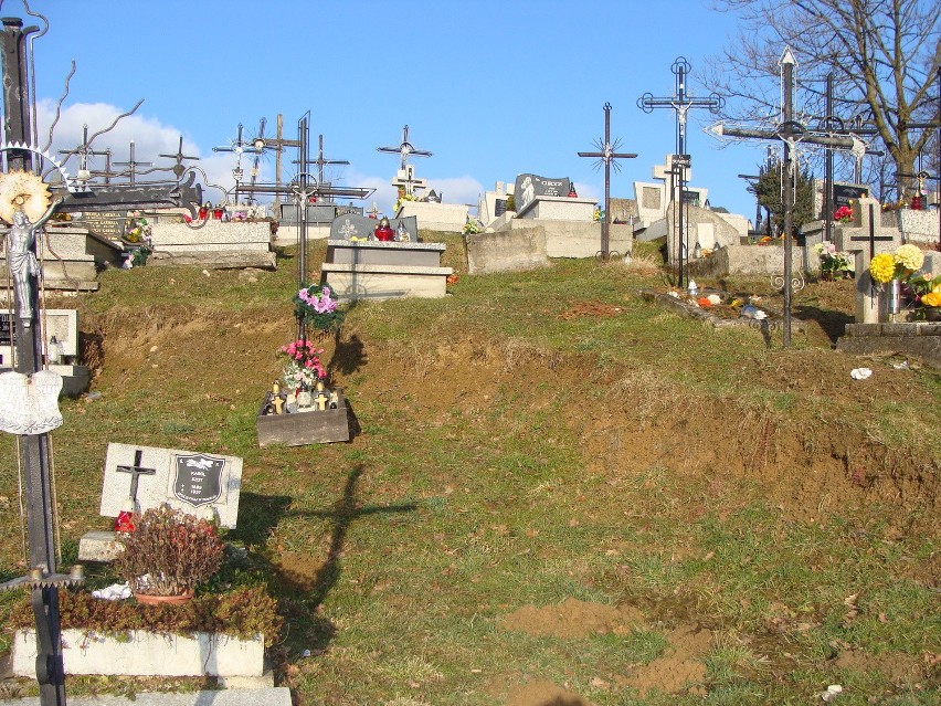 Iwkowa. Ziemia wciąga groby na cmentarzu [ZDJĘCIA]