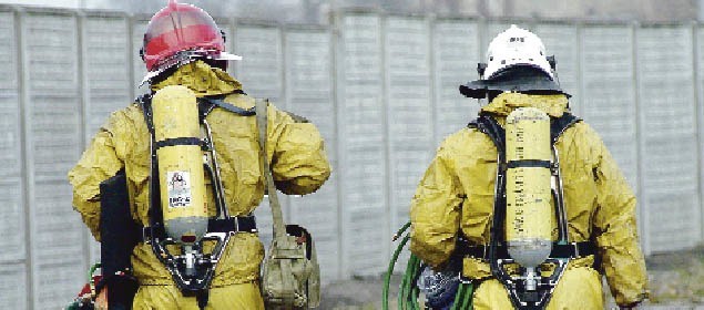 W pracy strażaka nie tylko ogień stanowi zagrożenie, ale i niebezpieczne substancje chemiczne. 