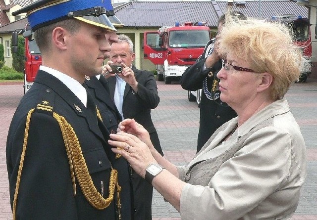 Arturowi Brachowiczowi awansu na stopień młodszego brygadiera gratulowała wojewoda Bożentyna Pałka-Koruba.
