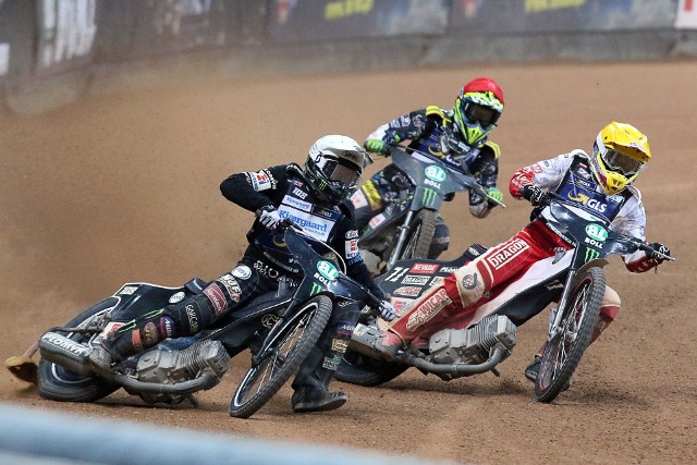 Tai Woffinden, Maciej Janowski, Fredrik Lindgren - tak ścigali się w Grand Prix Polski w Warszawie. Tak będzie też w piątek i sobotę we Wrocławiu.