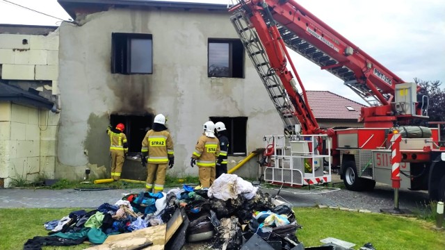 Pięcioosobowa rodzina straciła dach nad głową. W ich domu w Bujakowie wybuchł pożar.