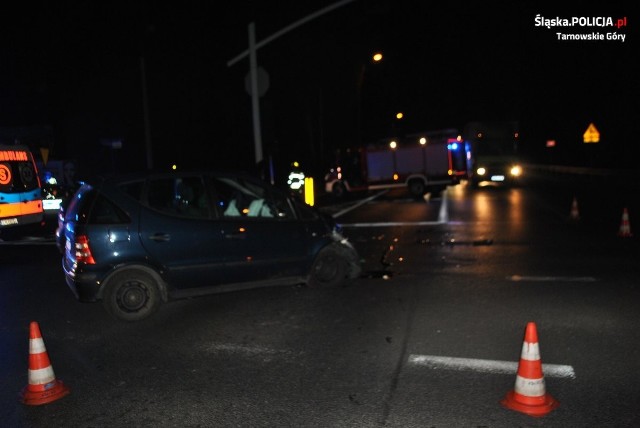 Wypadek w Tarnowskich Górach. Na skrzyżowaniu zderzyły się dwa samochody. Jedna osoba trafiła do szpitala