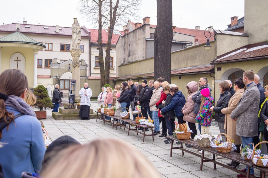 Wielka Sobota w Nowym Sączu. Sądeczanie tłumnie wybrali się z wielkanocnymi koszykami do kościołów, by poświęcić pokarmy