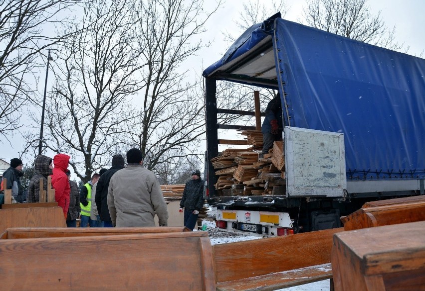 Do przewiezienia 25 ton drewnianych elementów są potrzebne...