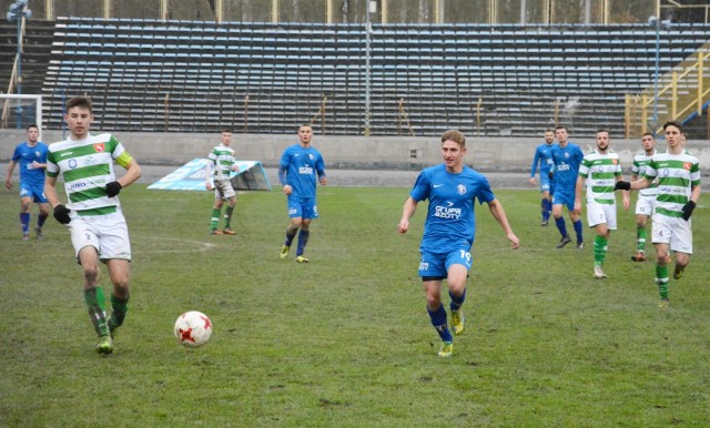 Zespół Unii Tarnów (w niebieskich strojach) w meczu kończącym rundę jesienną pokonał Orlęta Radzyń Podlaski 3:0.