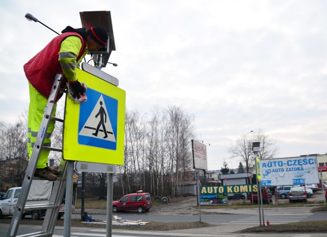 W poniedziałek ruszył montaż nowego oświetlenia przejścia dla pieszych na al. Witosa