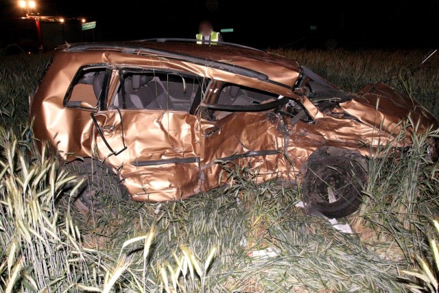 Wypadek śmiertelny w CzajkachDo tragicznego wydarzenia doszło w sobotę ok. godziny 23 w miejscowości Czajki, w powiecie wysokomazowieckim. Jak wynika z ustaleń, na drodze relacji Czajki &#8211; Stypułki Święchy czołowo zderzyły się ze sobą dwa auta - samochody osobowe marki mazda i opel. 20-letni kierowca opla jadąc z dwójką pasażerów od strony miejscowości Kobylin Borzymy w kierunku miejscowości Truskolasy Stare, wjeżdżając na skrzyżowanie najprawdopodobniej nie ustąpił pierwszeństwa przejazdu 18-letniemu kierowcy mazdy.