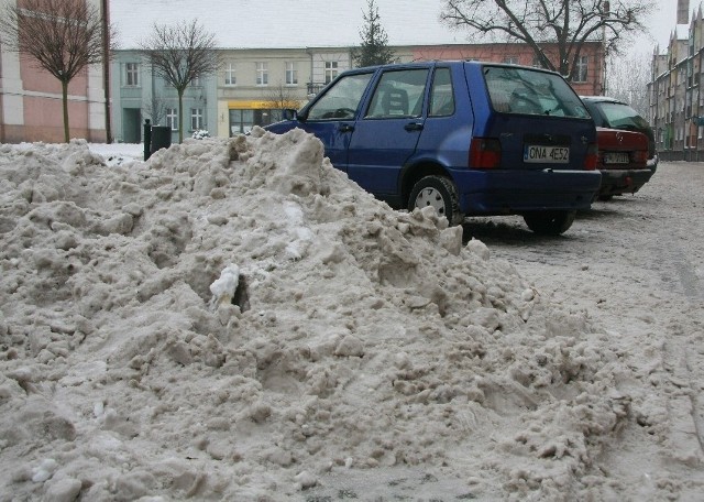 Pryzmy śniegu są tak duże, że nie zaparkuje tam żaden samochód.