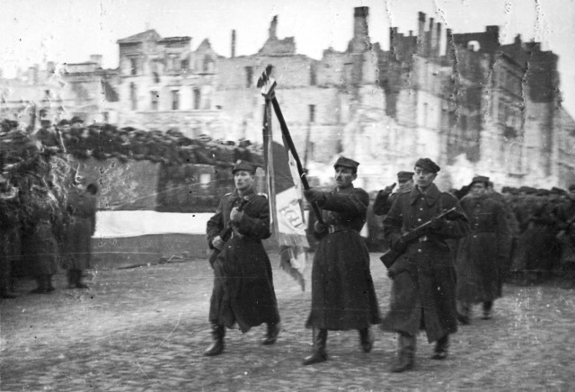 Defilada 1 Armii Wojska Polskiego na ulicy Marszałkowskiej w zdobytej Warszawie 19 stycznia 1945