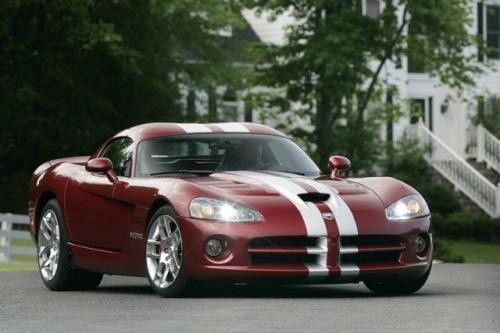 Fot. Dodge: Viper, czyli żmija, oddaje charakter sportowego...