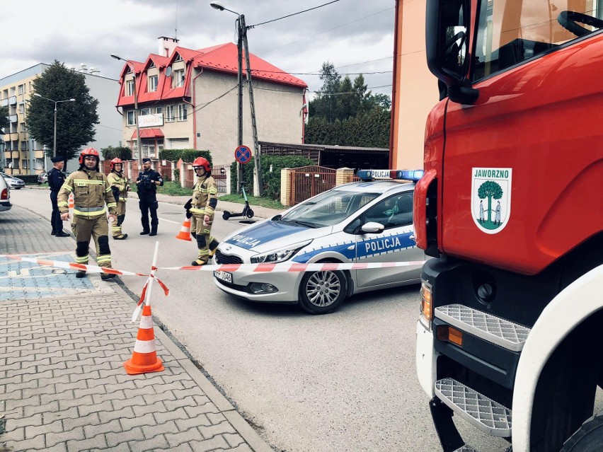 W Jaworznie zapadła się ziemia. Szczelina sięga 10 metrów! Służby pracują na miejscu. Droga zamknięta! 