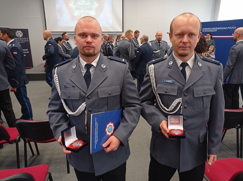 Policjanci z Chełmna nagrodzeni "Kryształowymi sercami" za...