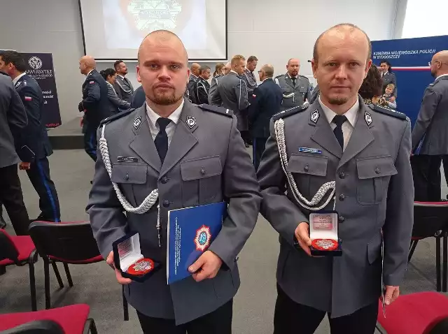 Policjanci z Chełmna nagrodzeni "Kryształowymi sercami" za wzorową służbę.