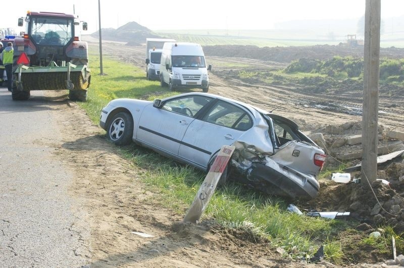 Kossaki Borowe. Dostawczy peugeot uderzył w tył seata (zdjęcia)