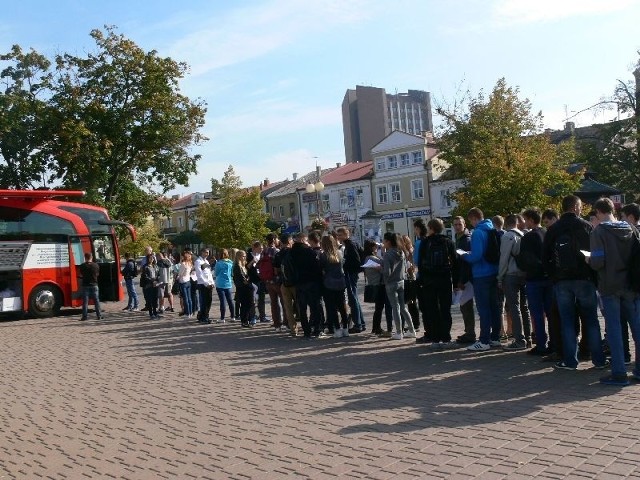 Długa kolejka  młodych ludzi, która ustawiła się przy krwiobusie po godzinie 9  zaskoczyła organizatorów.