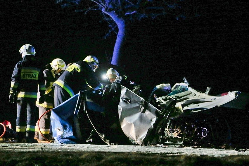 Wypadek pod Wrocławiem. Cztery osoby nie żyją po czołowym zderzeniu dwóch samochodów BMW [ZDJĘCIA]