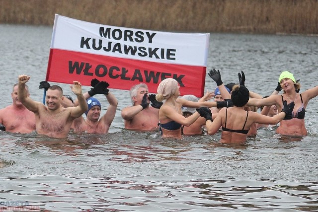 Włocławskie morsy dołączyły do ogólnopolskiego bicia rekordu Guinnessa. Do wód jeziora Czarnego w samo południe wskoczyły 74 osoby.