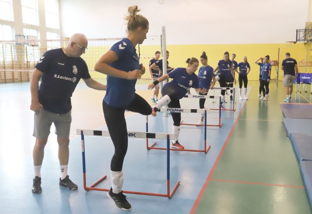 Jacek Skrok, trener E.Leclerc Radomki Radom wraz ze swoimi podopiecznymi podczas treningu.