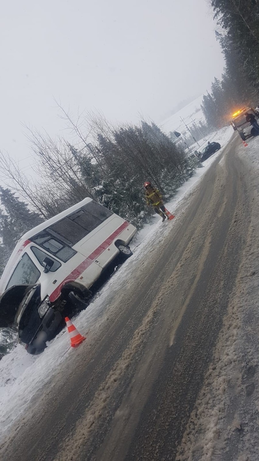 Kolizja w Sieniawie. Zderzył się tam bus z autem osobowym....