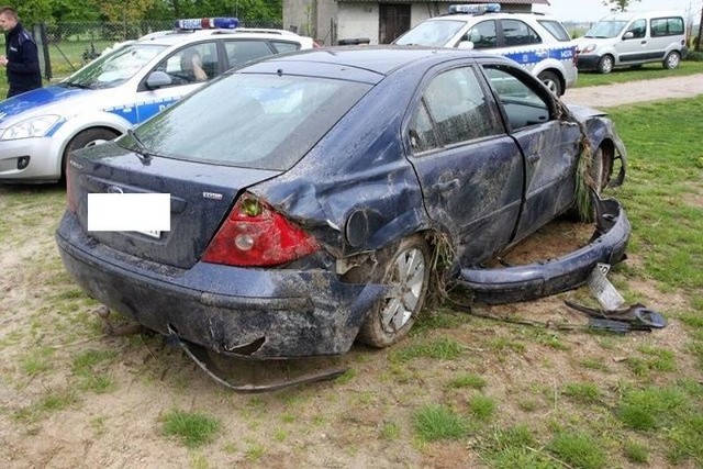 19-latek nie dostosował prędkości do panujących na drodze warunków i na łuku drogi stracił panowanie nad kierownicą.