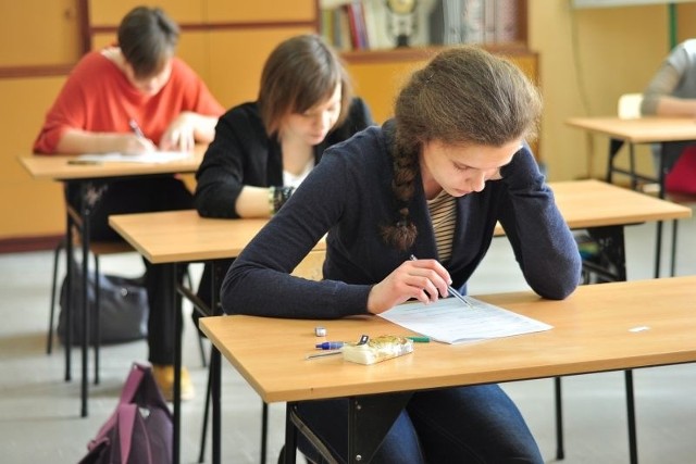 W dwóch etapach Miejskiego Konkursu Językowego "Słowo się rzekło&#8221; w tarnobrzeskiej "Jedynce&#8221; udział wzięło 12 uczniów, wyłonionych w eliminacjach w swoich szkołach gimnazjalnych.