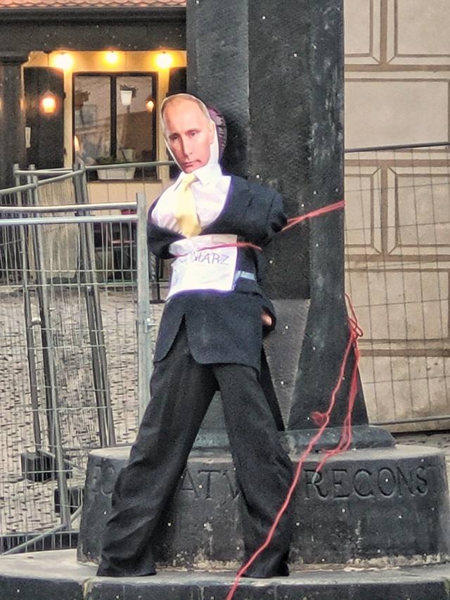 W czwartek, 10 marca, na Starym Rynku w Poznaniu pod pręgierzem pojawiła się kukła z twarzą Władimira Putina i napisem "zbrodniarz".Zobacz zdjęcia --->