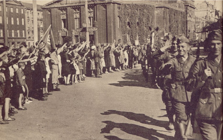 Mieszkańcy Katowic witają 239. Dywizję Piechoty Wehrmachtu