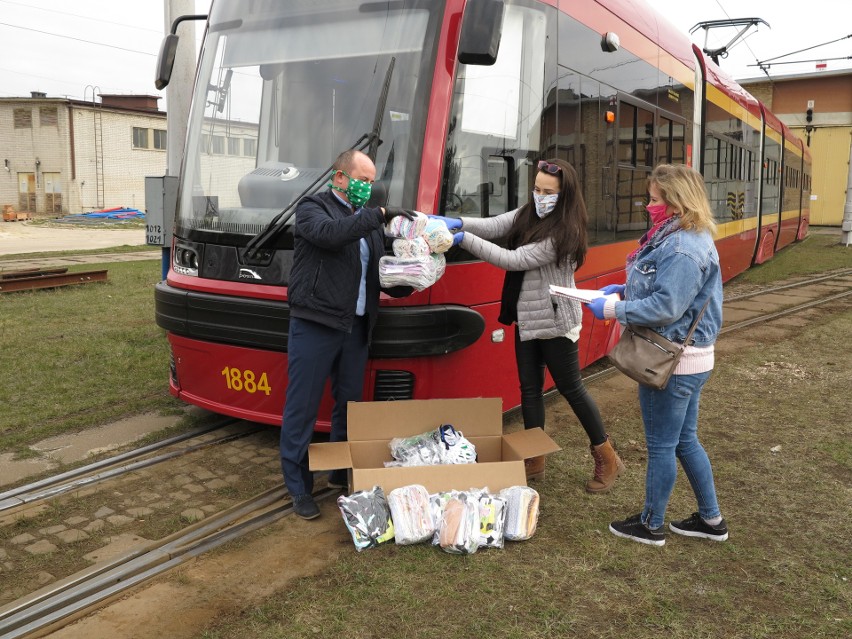 Lidia Popławska i Hania Małek przekazały 1000 maseczek dla...