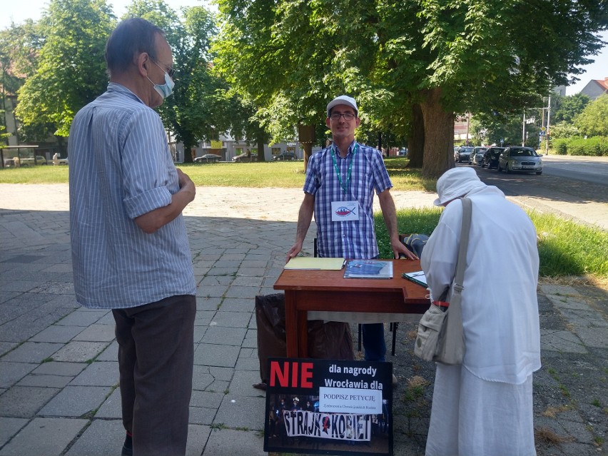 Zbieranie podpisów pod protestem przeciwko nagrodzie...