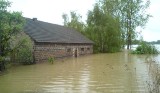 Wielka woda 10 lat temu dotknęła powiat kazimierski. Ludzie musieli uciekać z domóww.  Jak wyglądała tamta powódź? ZDJĘCIA