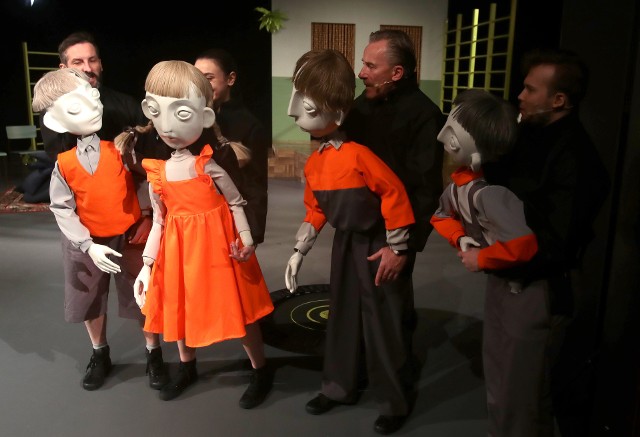 "Teatr niewidzialnych dzieci" to  historia dziesięcioletniego Michała i jego przyjaciół – wychowanków domu dziecka.