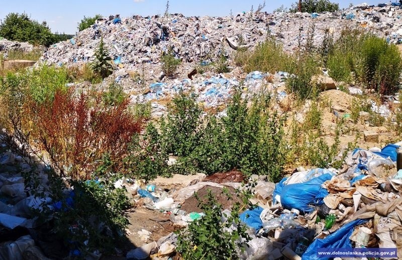 Nielegalne składowisko odpadów pod Wrocławiem