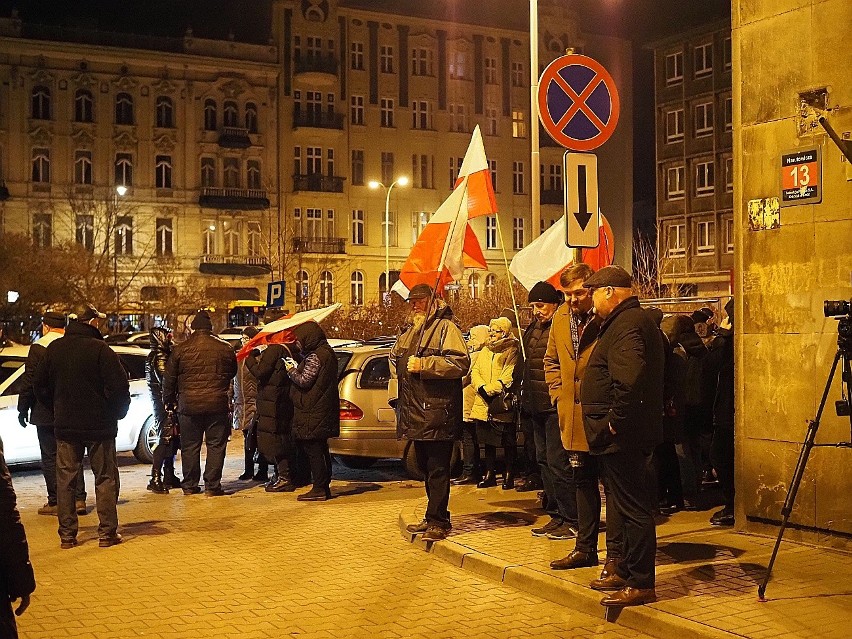 Kolejna manifestacja pod siedzibą TVP Łódź. Ponad 100 osób z flagami stanęło w obronie publicznych mediów. ZDJĘCIA, FILM
