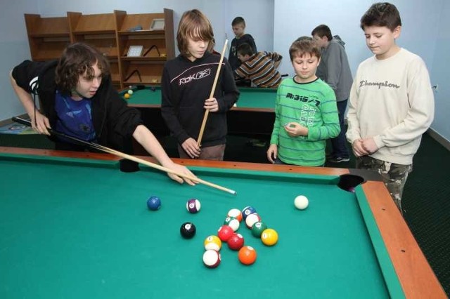 Uczniowie, zwłaszcza chłopcy, mają wielką frajdę, grając w bilard.