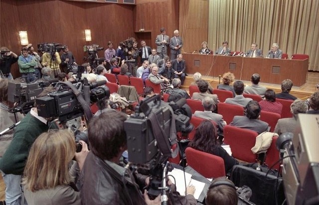 Konferencja 9 listopada 1989 drugi od prawej a stołem Günter Schabowski