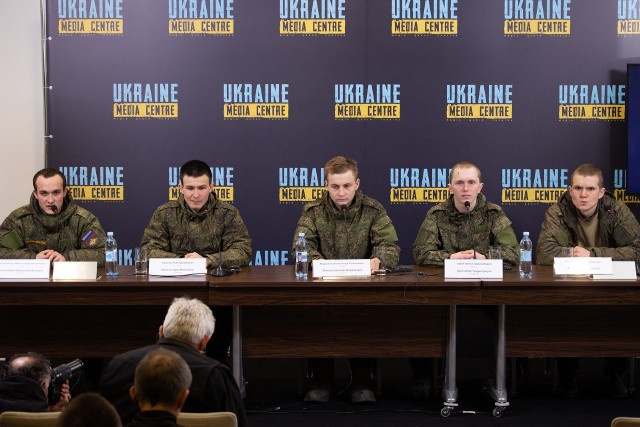 Grupa rosyjskich żołnierzy, która trafiła do niewoli na Ukrainie.