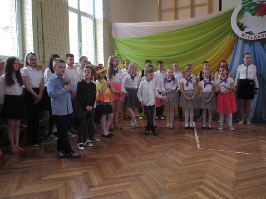 Przedświąteczna barwna akademia w szkole w Kurozwękach
