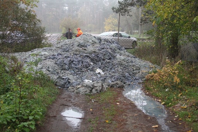 Te odpady przy parkingu koło drogi krajowej numer 73 w Lisowie w gminie Morawica wyrzucono w nocy ze środy na czwartek (18-19 października).