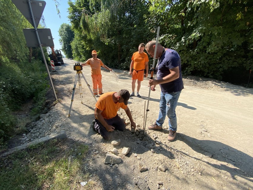 Trwa remont drogi powiatowej w Piórkowie. Wjazd od Wszachowa jest zamknięty (ZDJĘCIA)