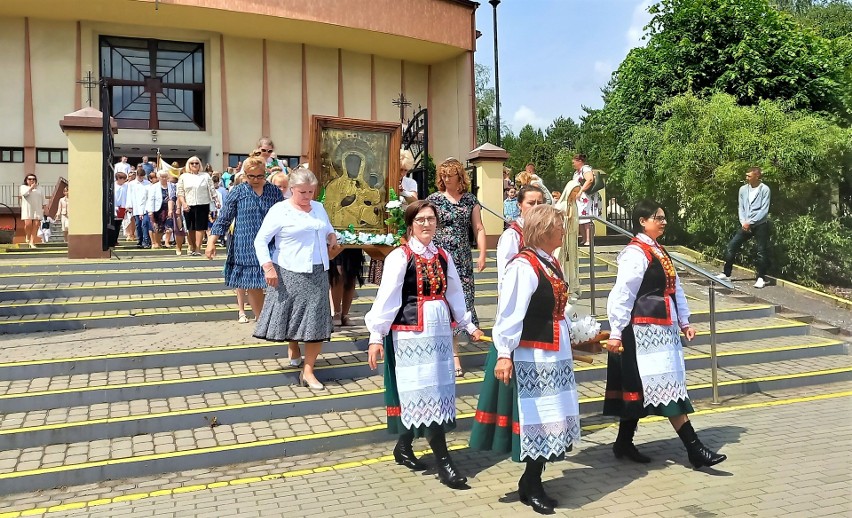 Boże Ciało w Obierwi. Procesja w parafii pw. NMP Częstochowskiej. Zdjęcia 16.06.2022