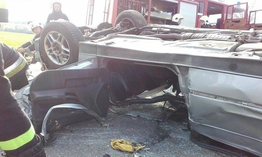 Groźny wypadek w miejscowości Przystajń. Samochód dachował....