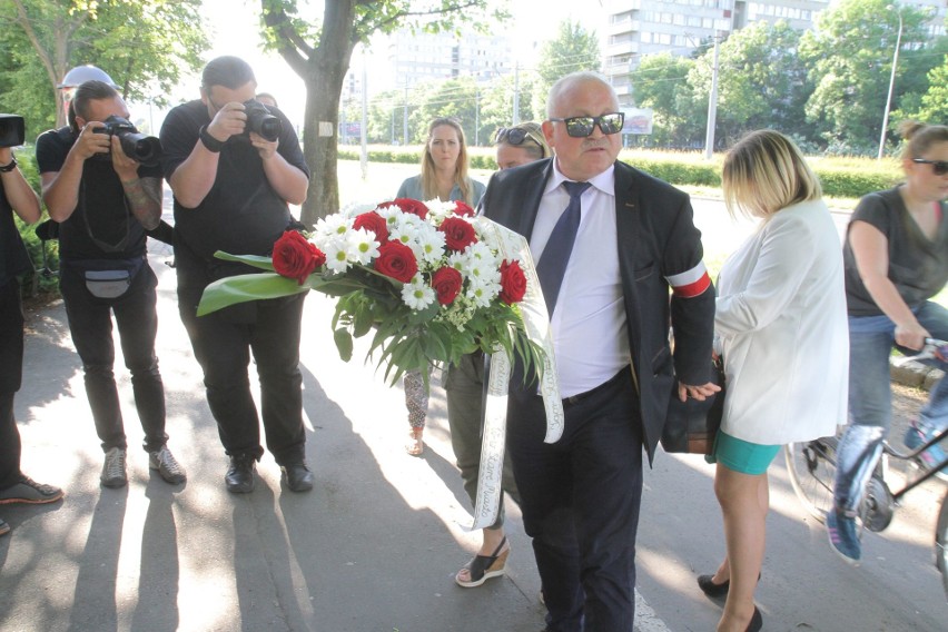 Piotr Rybak przed komisariatem na Trzemeskiej: "Mają nas bronić, a dokonali strasznego mordu"