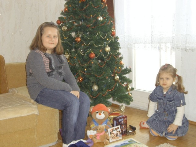 9-letnia Weronika Bielicka razem ze swoją dwuletnią siostrzyczką Patrycją dumnie pokazują gwiazdkowe prezenty