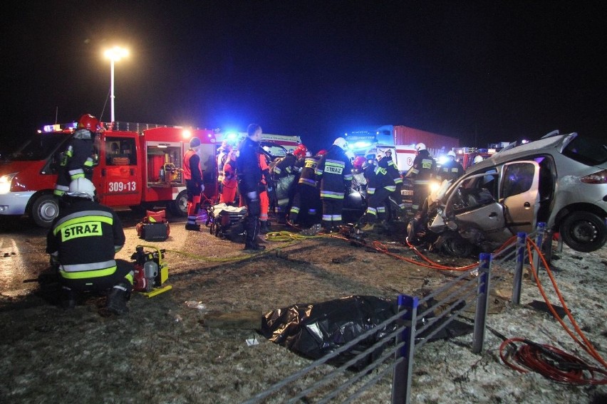 Śmiertelny wypadek na ekspresowej "7" koło Tokarni. Wielu rannych. Jeden z kierowców jechał pod prąd, doszło do czołowego zderzenia! 