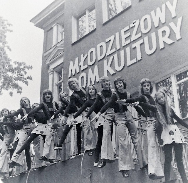 Maj 1975 rok, zespól taneczny „Wir” przed frontonem MDK w Słupsku