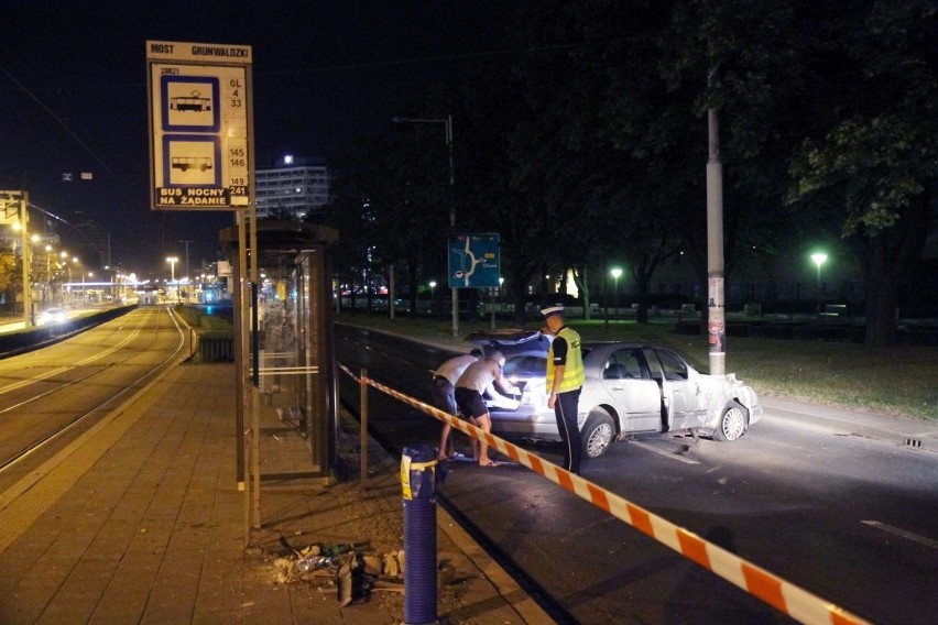 Mercedes wjechał w ogrodzenie przystanku tramwajowego, bo pieszy chciał sobie skrócić drogę (FOTO)