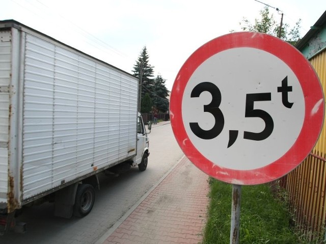 Na ulicy Ślichowickiej w Kielcach obowiązuje zakaz wjazdu samochodów o masie przekraczającej 3,5 tony, ale kierowcy, jak widać nie zważają na to.