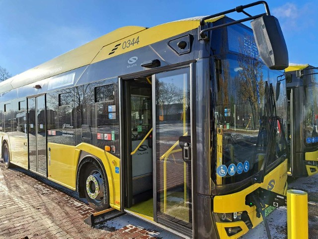 W poniedziałek, 27 listopada 2023r. Górnośląsko-Zagłębiowska Metropolia symbolicznie przekazała Przedsiębiorstwu Komunikacji Miejskiej w Gliwicach osiem nowych autobusów elektrycznych.