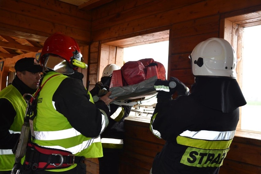 Strażacy ćwiczyli akcję gaśniczą: w części budynku...