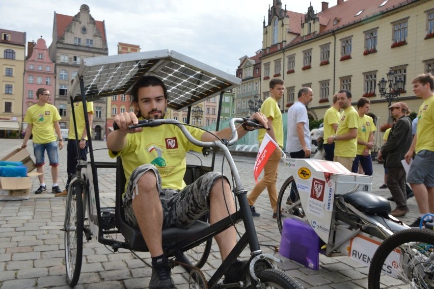 Albert Stępień na rowerze fotowoltaicznym